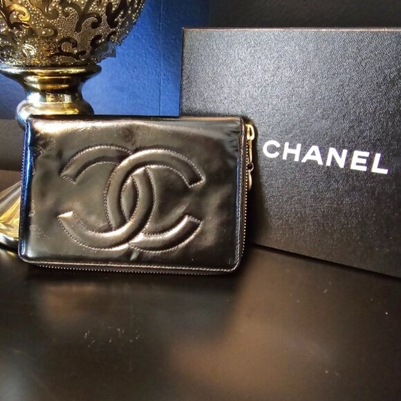 VG Used Condition Authentic Chanel Patent Leather Zip Wallet - Picture 2 of 14